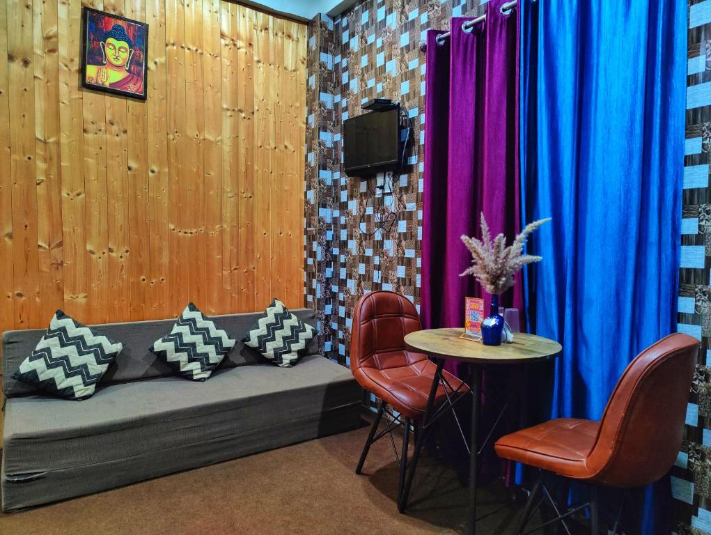 Posezení v ubytování Gadegal Homestay Narkanda - Rooms & Pahadi Café