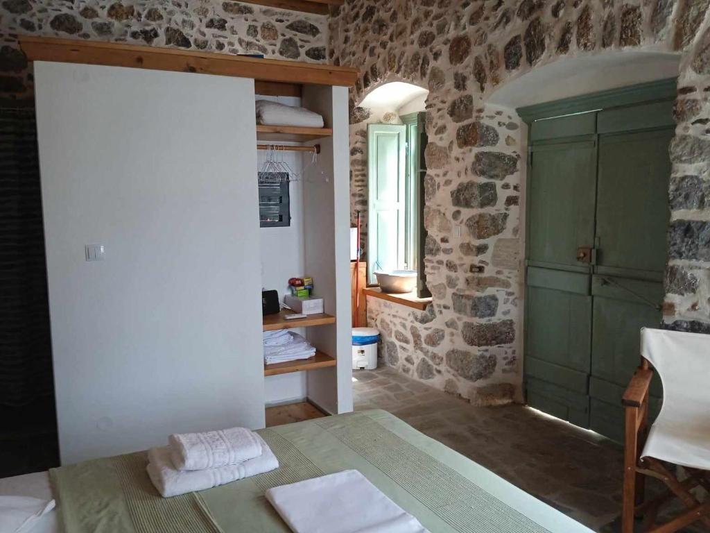 Кровать или кровати в номере Casa Mar on Kantouni Beach