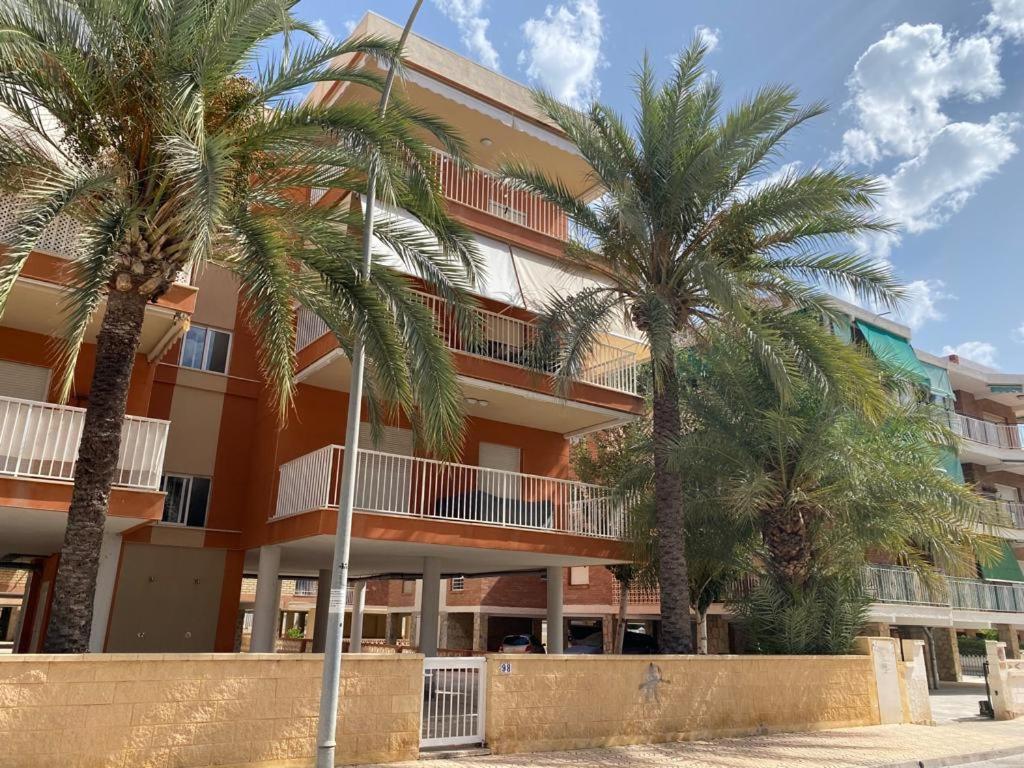 ein Gebäude mit Palmen davor in der Unterkunft Seaside Dreams in Santa Pola