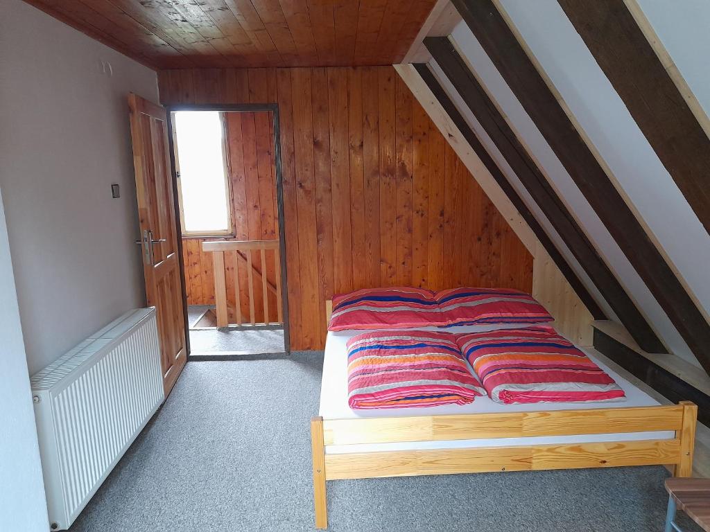 Letto o letti in una camera di Chaloupka na vršku