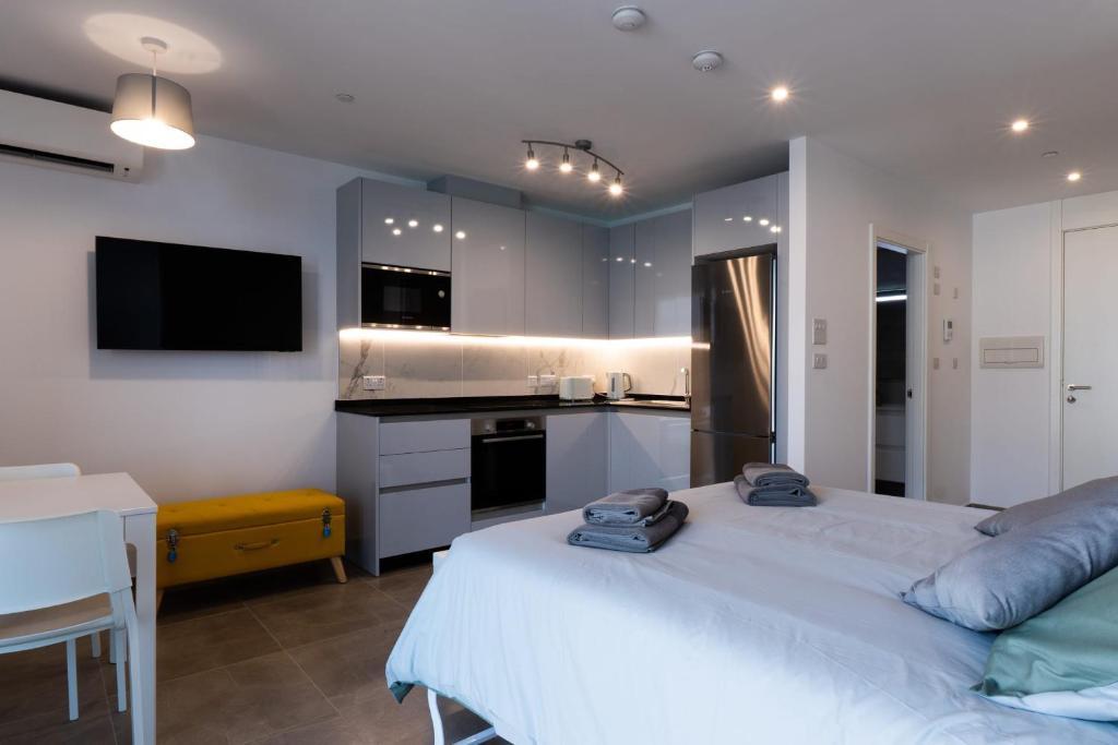 Il comprend une chambre avec un grand lit et une cuisine. dans l'établissement Presidential Studio-Hosted by Sweetstay, à Gibraltar