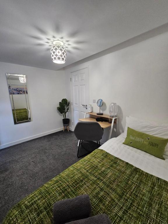 Postel nebo postele na pokoji v ubytování Luxury one bedroom maisonette with extra connected bedroom in Stevenage centre