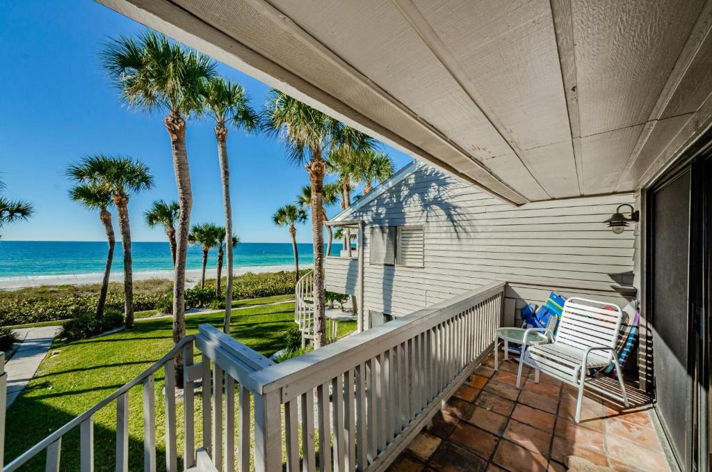 un portico con vista sulla spiaggia e sulle palme di Beachfront Aldea 6 a Clearwater Beach