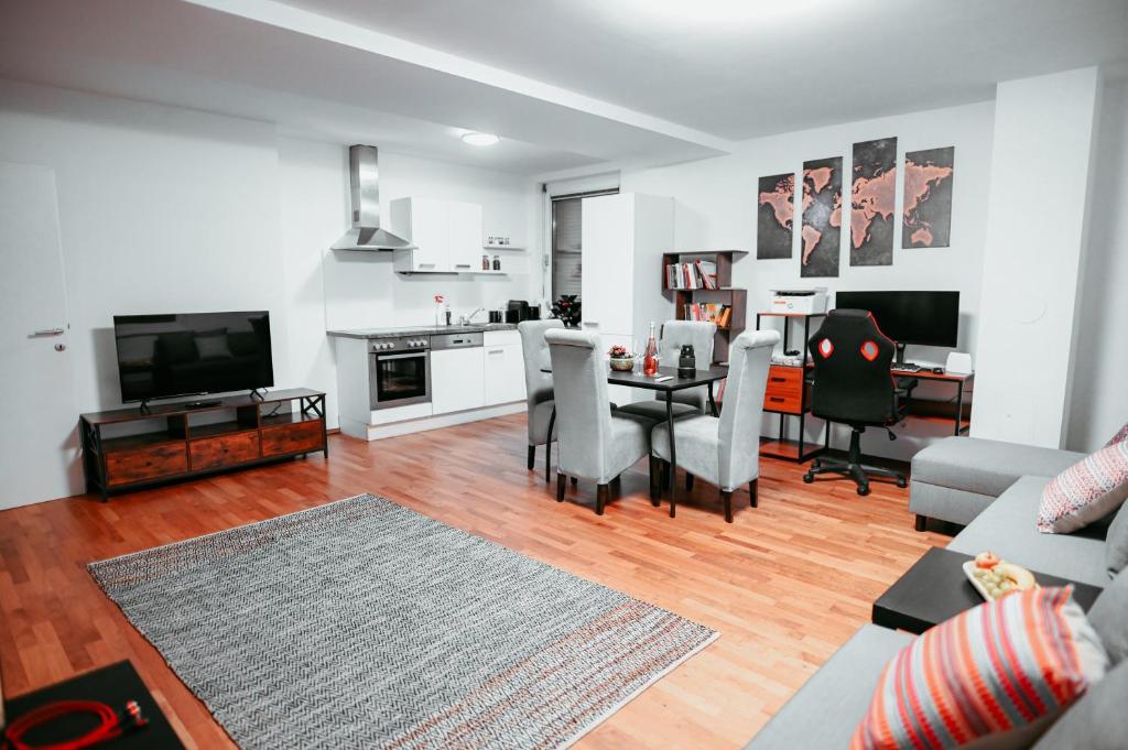 een woonkamer met een bank en een tafel met stoelen bij Vienna Shopping Center 8 Appartment in Wenen