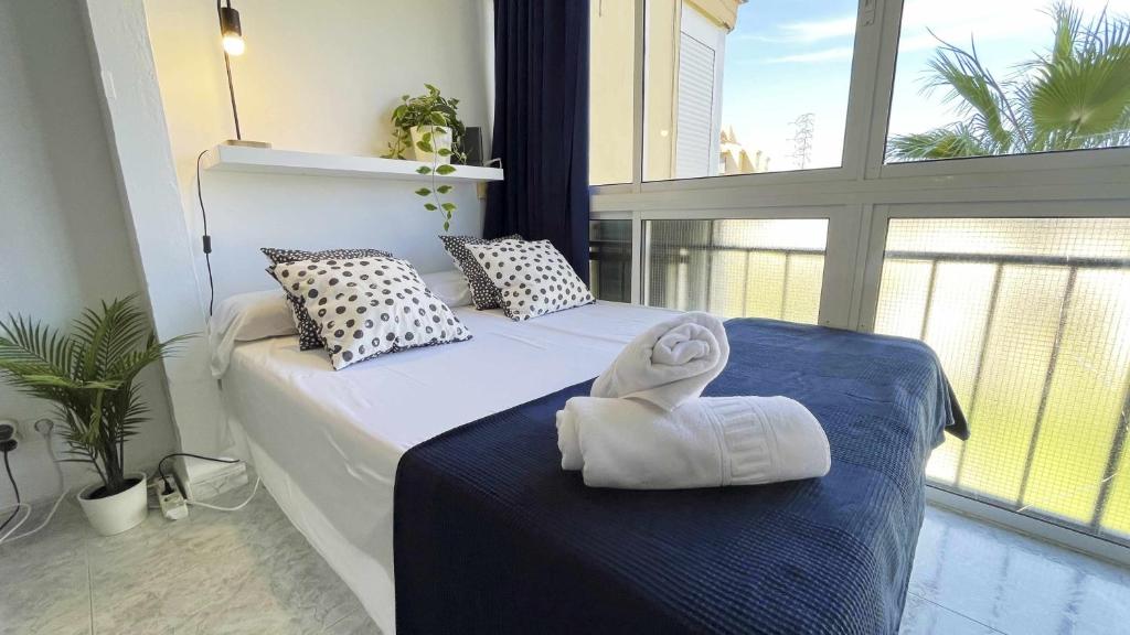 - une chambre d'hôtel avec 2 lits et des serviettes dans l'établissement Magnífico estudio con Piscina en la Playa, à Cala del Moral