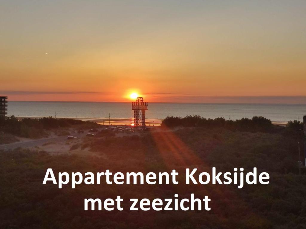 een zonsondergang op het strand met de woorden overeenkomst ketchupmet zerk bij Appartement met zeezicht, 2 balkons N & Z met prachtig verzicht en een gratis parkeerplaats in Koksijde