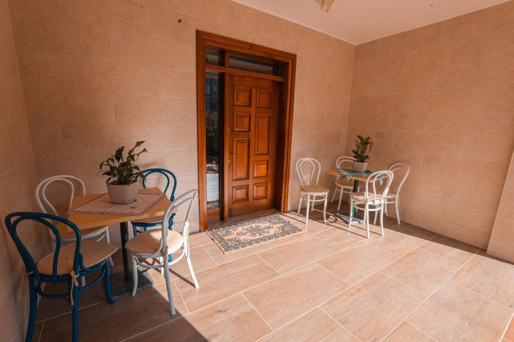 - une chambre avec une table, des chaises et une porte dans l'établissement NANA, à Vlorë
