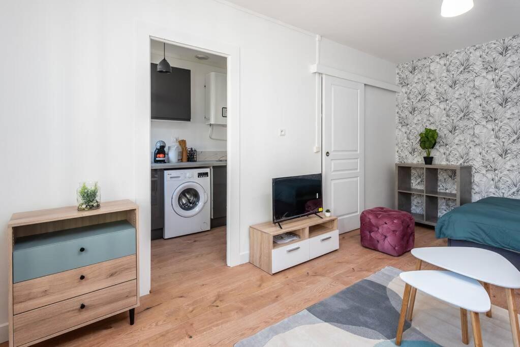 pequeña sala de estar con cama y cocina en Le Saint Just B avec salle de sport, en Rouen