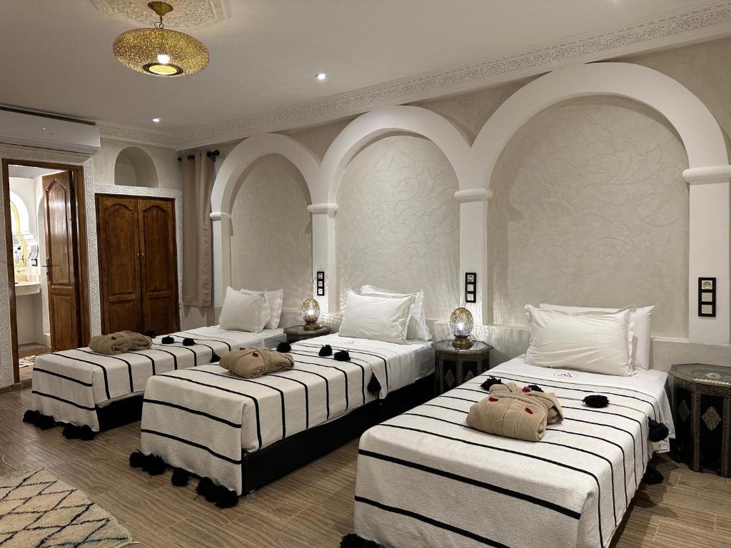Postel nebo postele na pokoji v ubytování Riad Medina Art & Suites