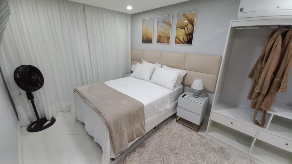Кровать или кровати в номере Studio Praia do jardim 1 205A