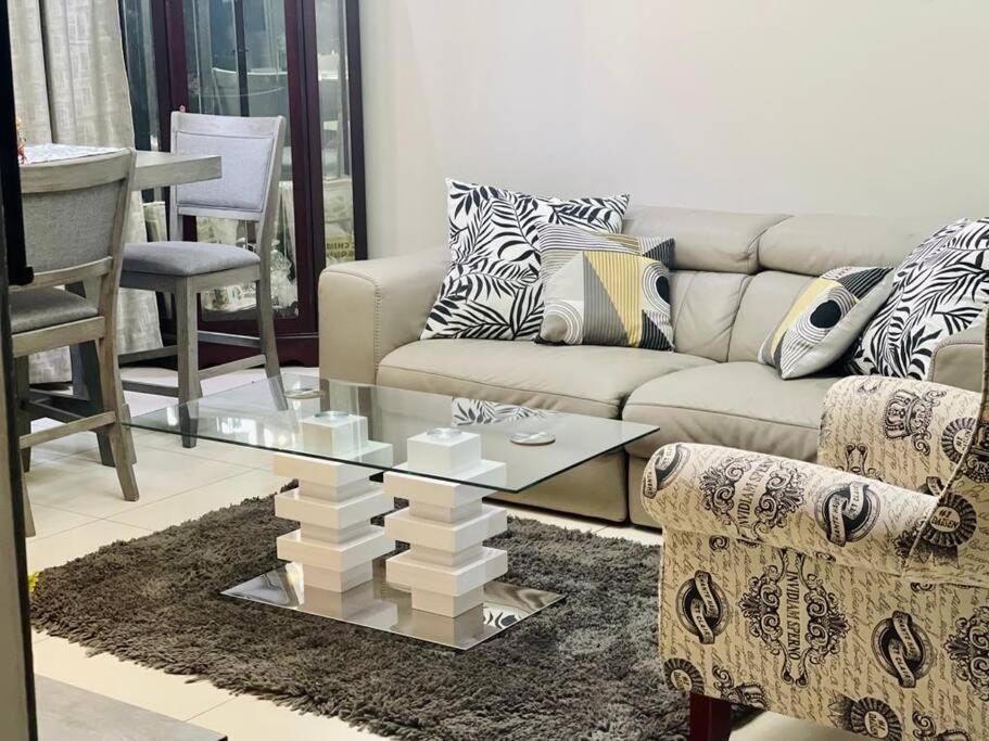 sala de estar con sofá y mesa en Central Gabs Oasis: 2BR-Retreat, en Gaborone