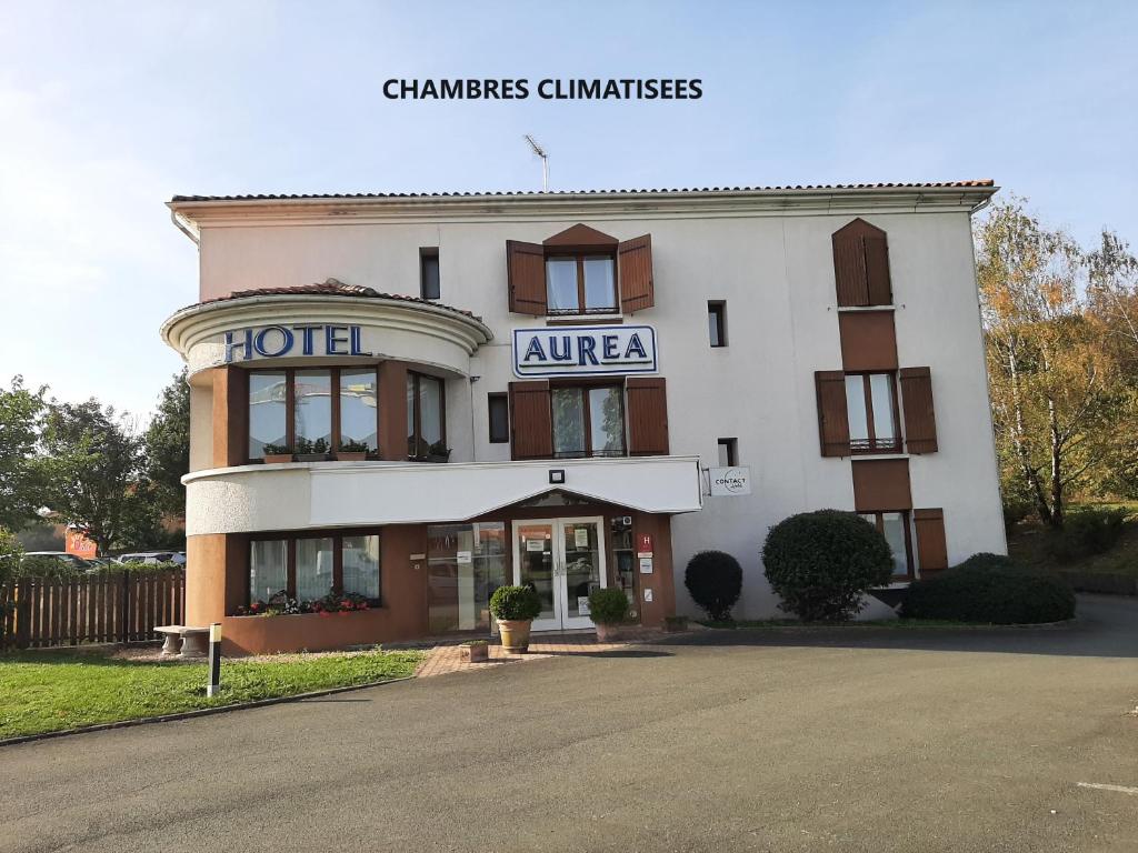un hôtel avec un panneau à l'avant dans l'établissement Aurea Hotel, à Saintes