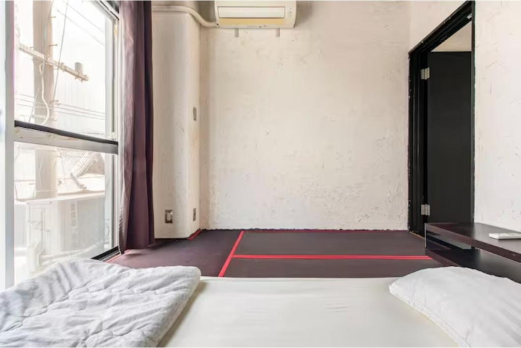 ein leeres Zimmer mit einem Bett und einem Fenster in der Unterkunft Little Okawood - Vacation STAY 83117v in Ōkawa