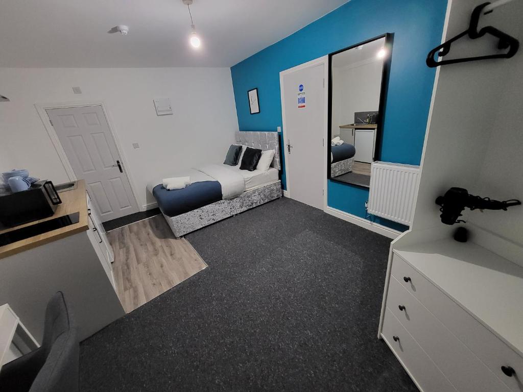 ein kleines Zimmer mit einem Bett und einem Spiegel in der Unterkunft Nottingham Forest Rd, Short Stays in Nottingham