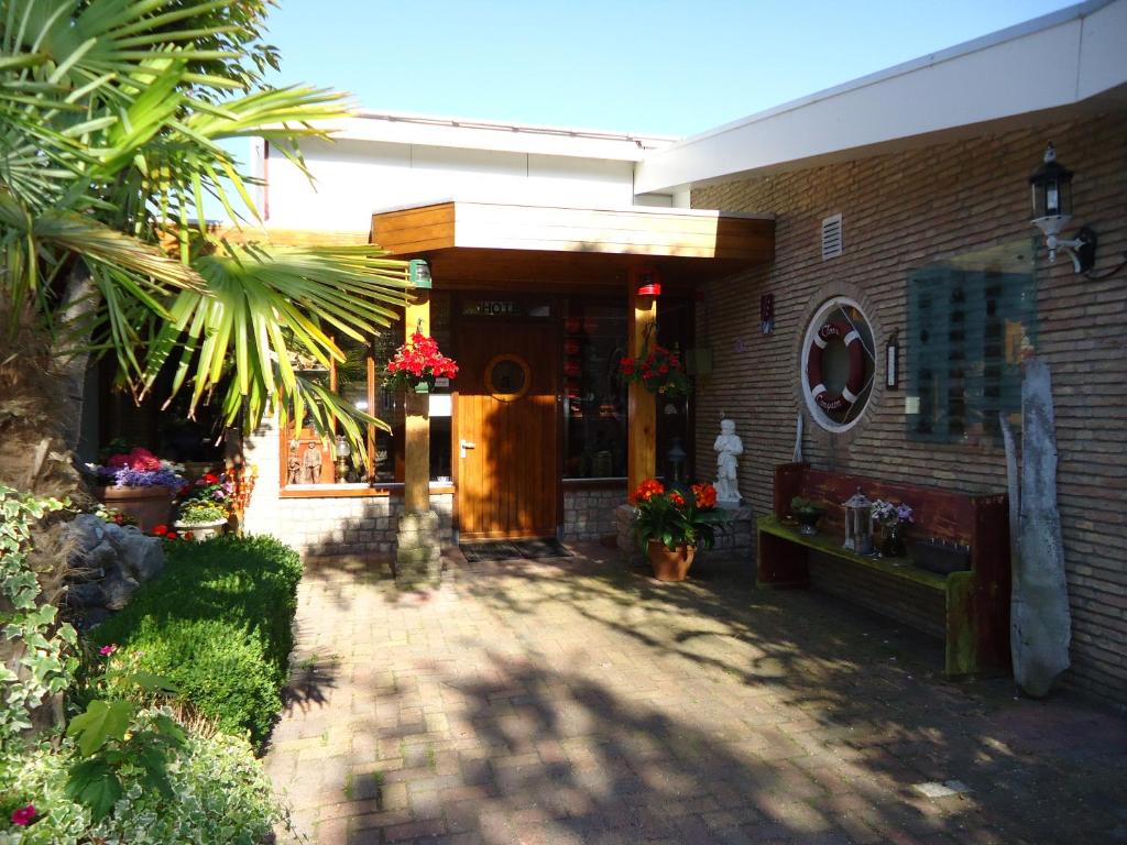 een bakstenen gebouw met een winkel met bloemen erop bij Claes Compaen in Midsland