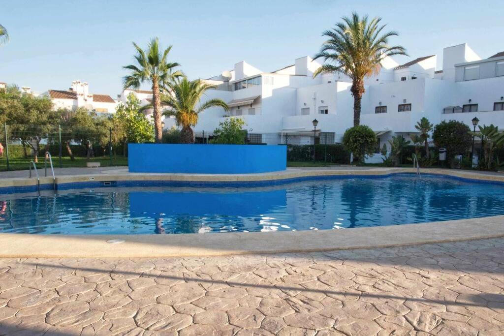 uma grande piscina em frente a um edifício em Adosado en playa Vera,3 piscinas em Vera