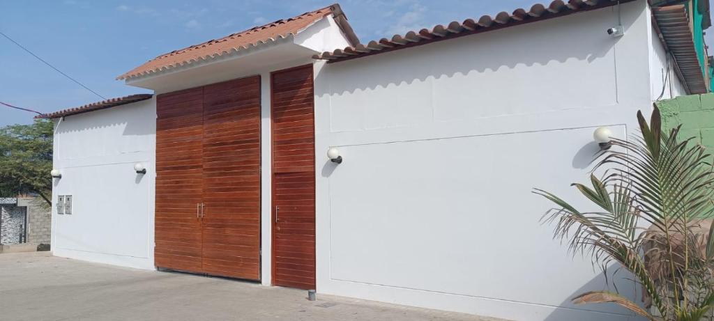un par de puertas de garaje en una casa en Plateia - Casa de Playa en Zorritos en Bocapán