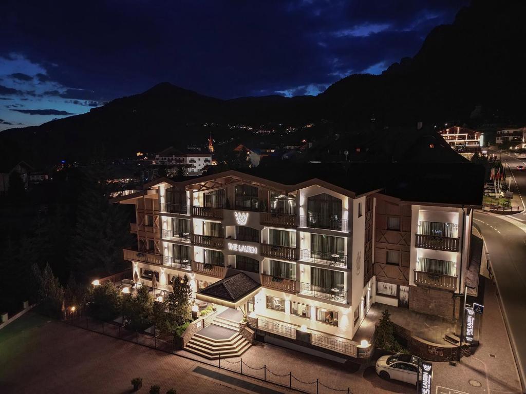 Nespecifikovaný výhled na hory nebo výhled na hory při pohledu z hotelu