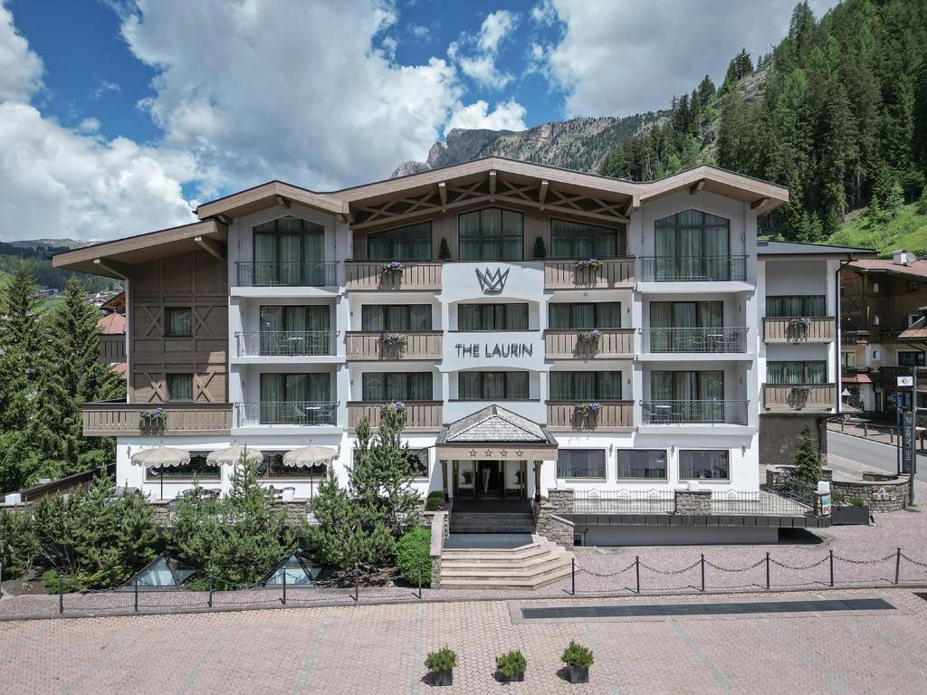 Nespecifikovaný výhled na hory nebo výhled na hory při pohledu z hotelu