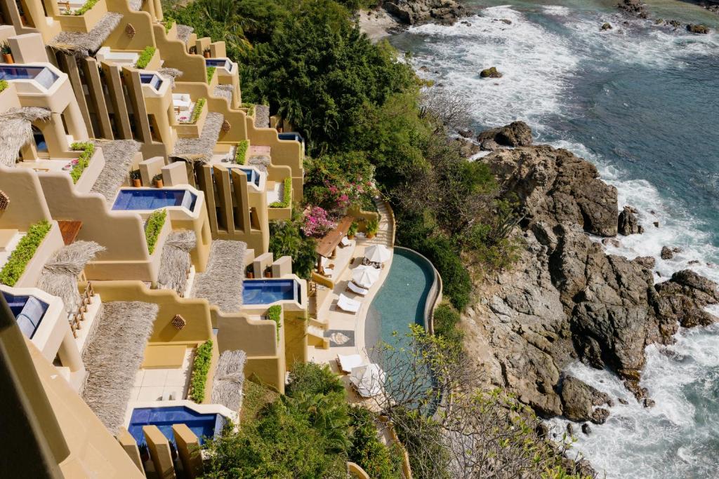 una vista aérea de una playa con edificios y agua en Cala de Mar Resort & Spa Ixtapa en Ixtapa