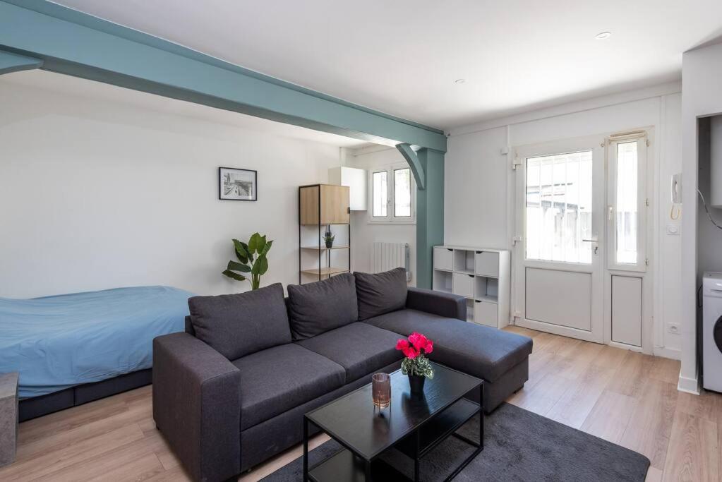 - un salon avec un canapé et un lit dans l'établissement La Teranga B avec salle de sport, à Rouen