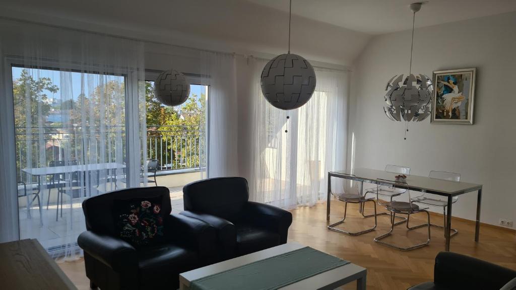 A seating area at TOP Apartments Kaiserebersdorf