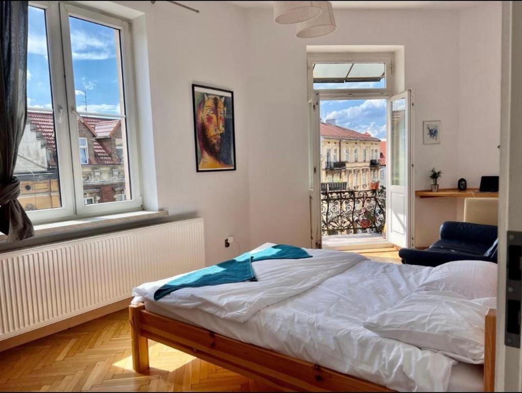 En eller flere senger på et rom på Chic Apartment in the Center of Cracow