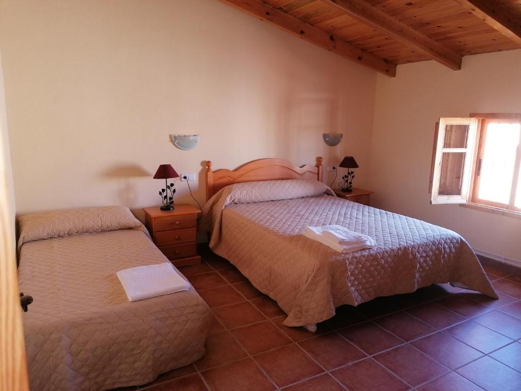 sypialnia z 2 łóżkami i oknem w obiekcie Los ferreles 
