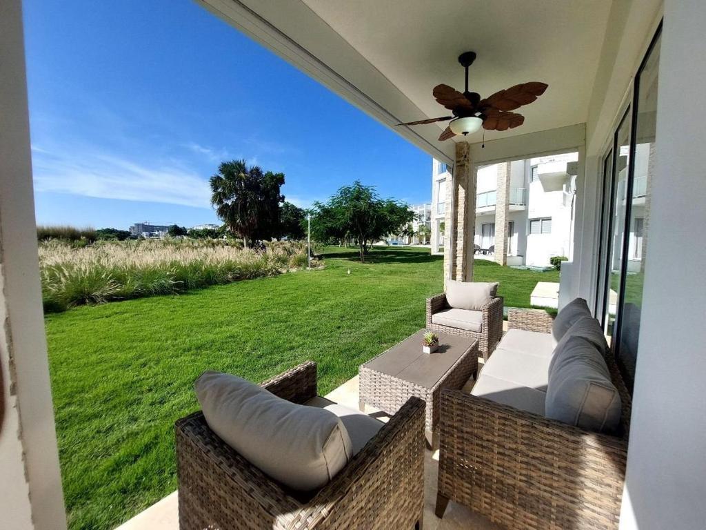 Zahrada ubytování Hard Rock Getaway • 2BR with Golf + Pool Views