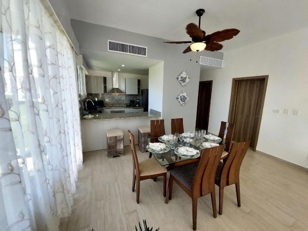 Posezení v ubytování Hard Rock Getaway • 2BR with Golf + Pool Views
