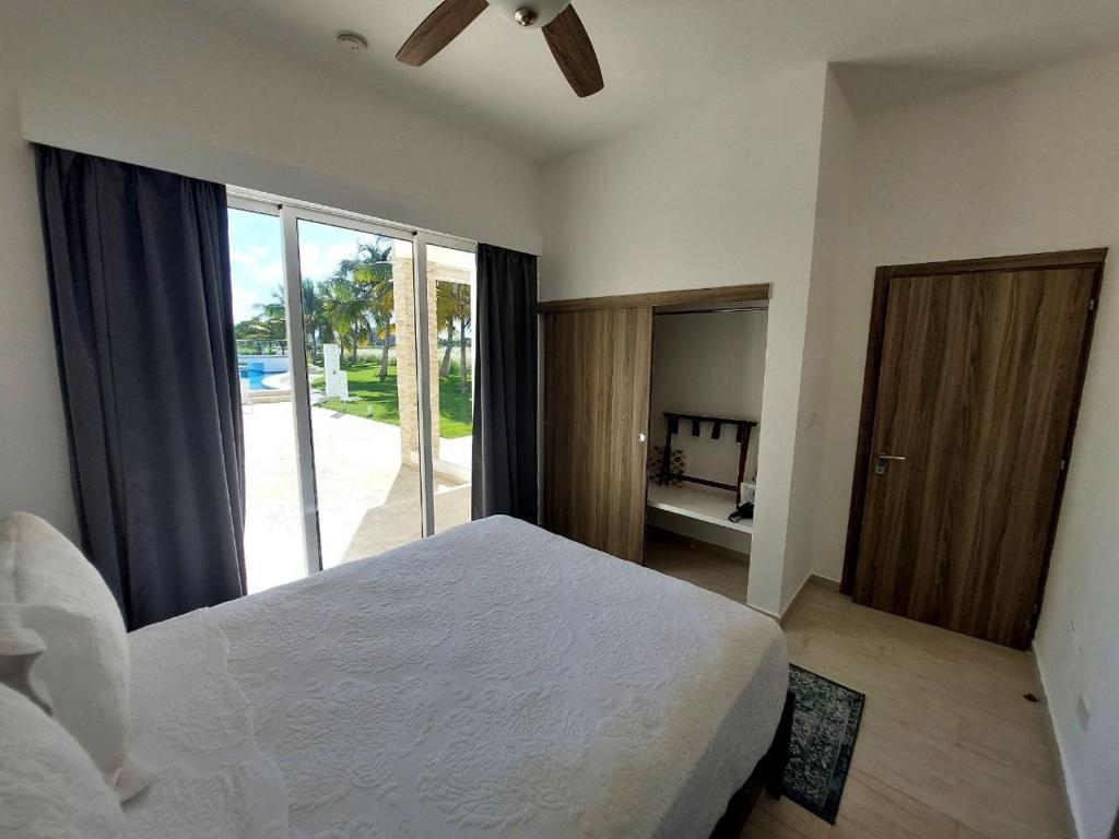 Postel nebo postele na pokoji v ubytování Hard Rock Getaway • 2BR with Golf + Pool Views
