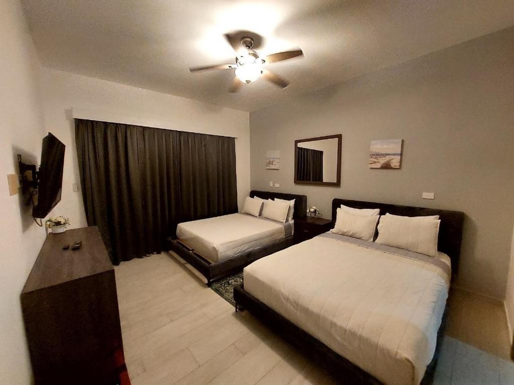 Postel nebo postele na pokoji v ubytování Hard Rock Getaway • 2BR with Golf + Pool Views