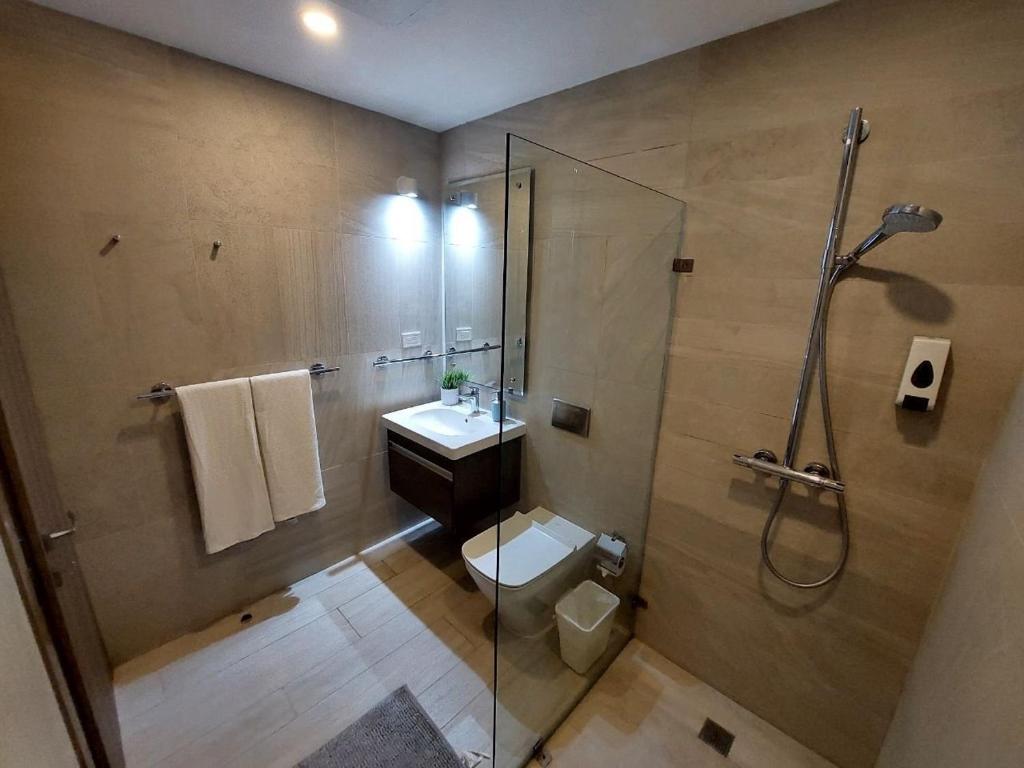 Koupelna v ubytování Hard Rock Getaway • 2BR with Golf + Pool Views
