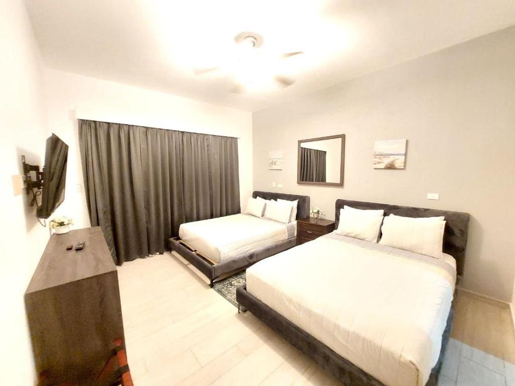 Postel nebo postele na pokoji v ubytování Hard Rock Getaway • 2BR with Golf + Pool Views