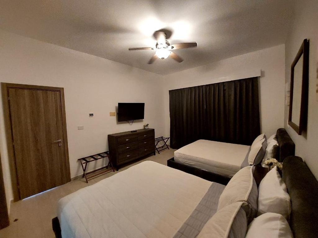 Postel nebo postele na pokoji v ubytování Hard Rock Getaway • 2BR with Golf + Pool Views