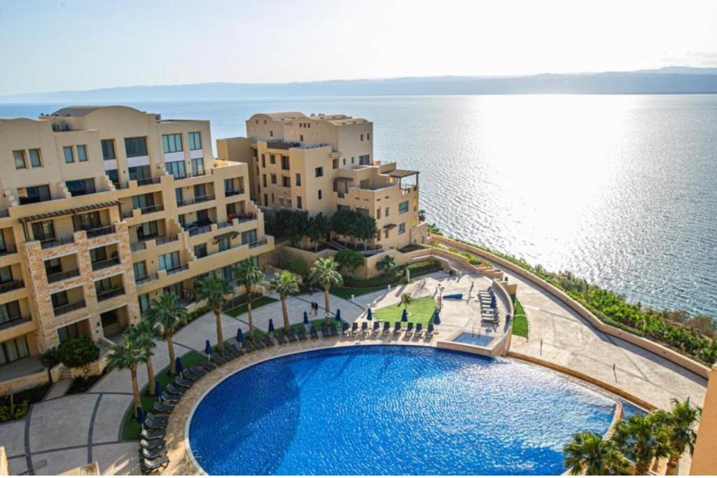 una vista aérea de un complejo con piscina en Spacious apartments with Sea view at Samarah Resort en Sowayma