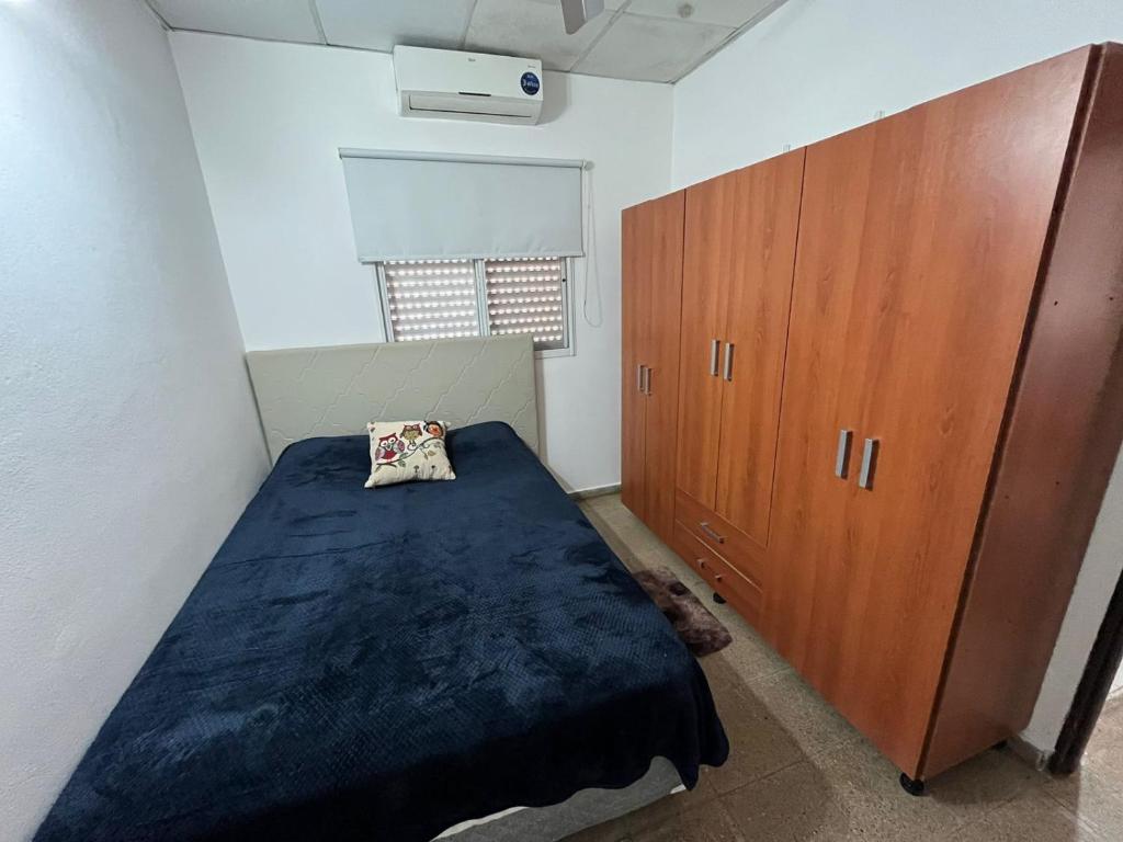 sypialnia z łóżkiem i drewnianą szafką w obiekcie Casa1 w mieście Resistencia