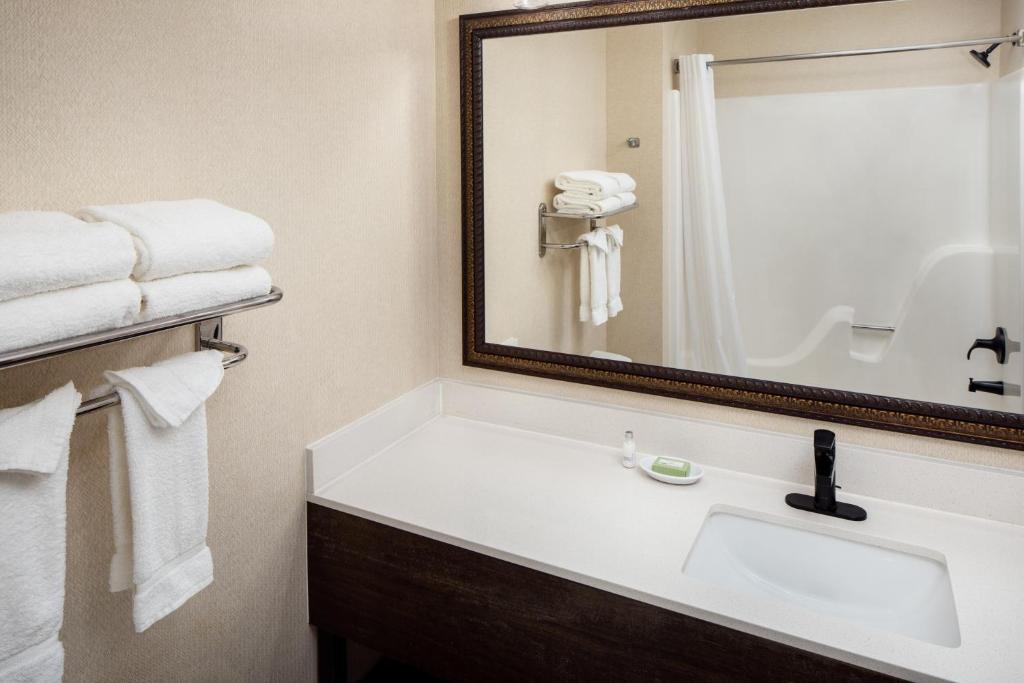 Irish Cottage Inn & Suites - Sala De Reina De Lujo