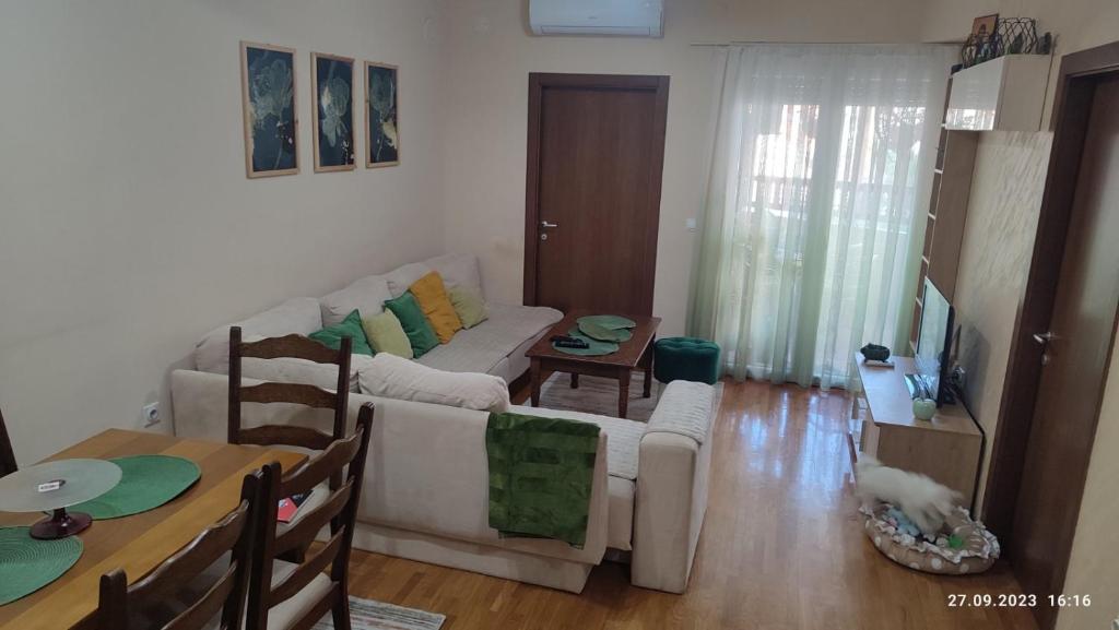 Apartments Luna Kumanovo في كومانوفو: غرفة معيشة مع أريكة وطاولة