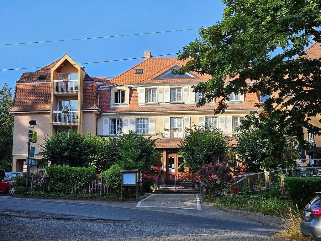 a large house on the side of a street at Logis Hôtel Notre-Dame - restaurant ouvert midi et soir sauf dimanche soir in Danne-et-Quatre-Vents