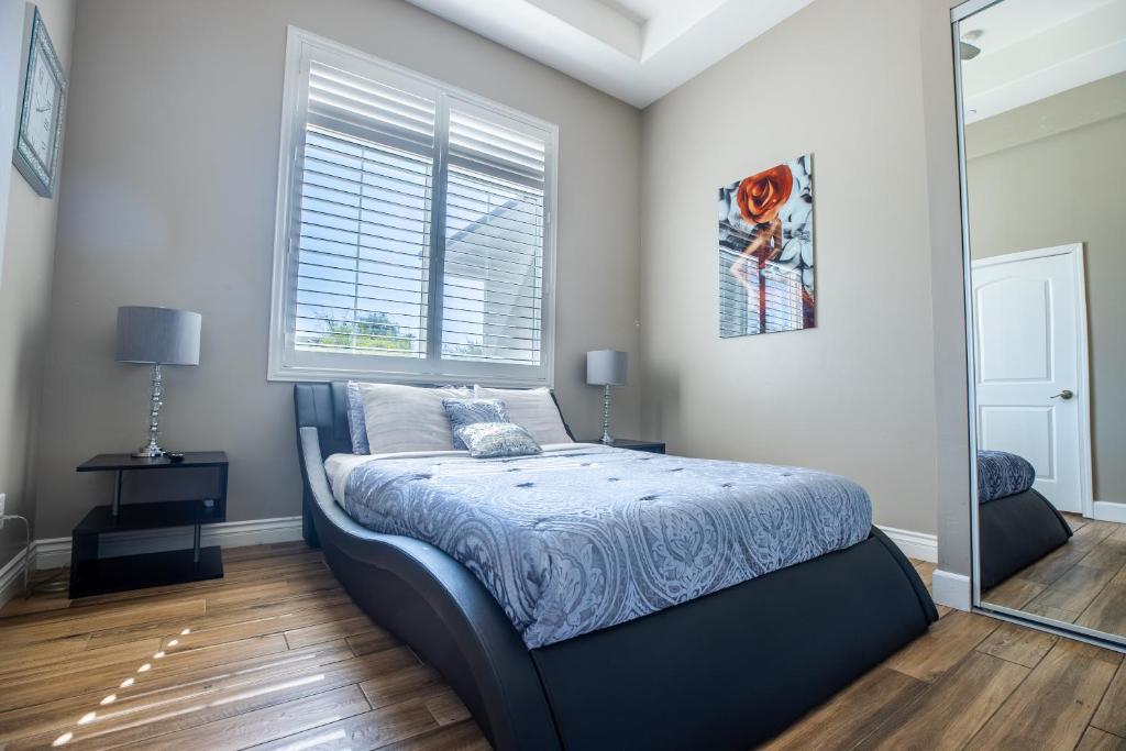 Voodi või voodid majutusasutuse 3400 SqFt House W/40Ft Heated Pool/Spa- Strip View toas