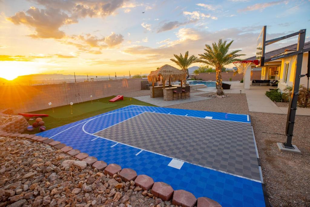 un patio trasero con una piscina azul y una casa en 3400 SqFt House W/40Ft Heated Pool/Spa- Strip View en Las Vegas