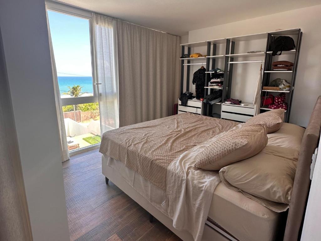 1 dormitorio con 1 cama y vistas al océano en PIPA Magnifique villa moderne en front de mer, en Tibau do Sul