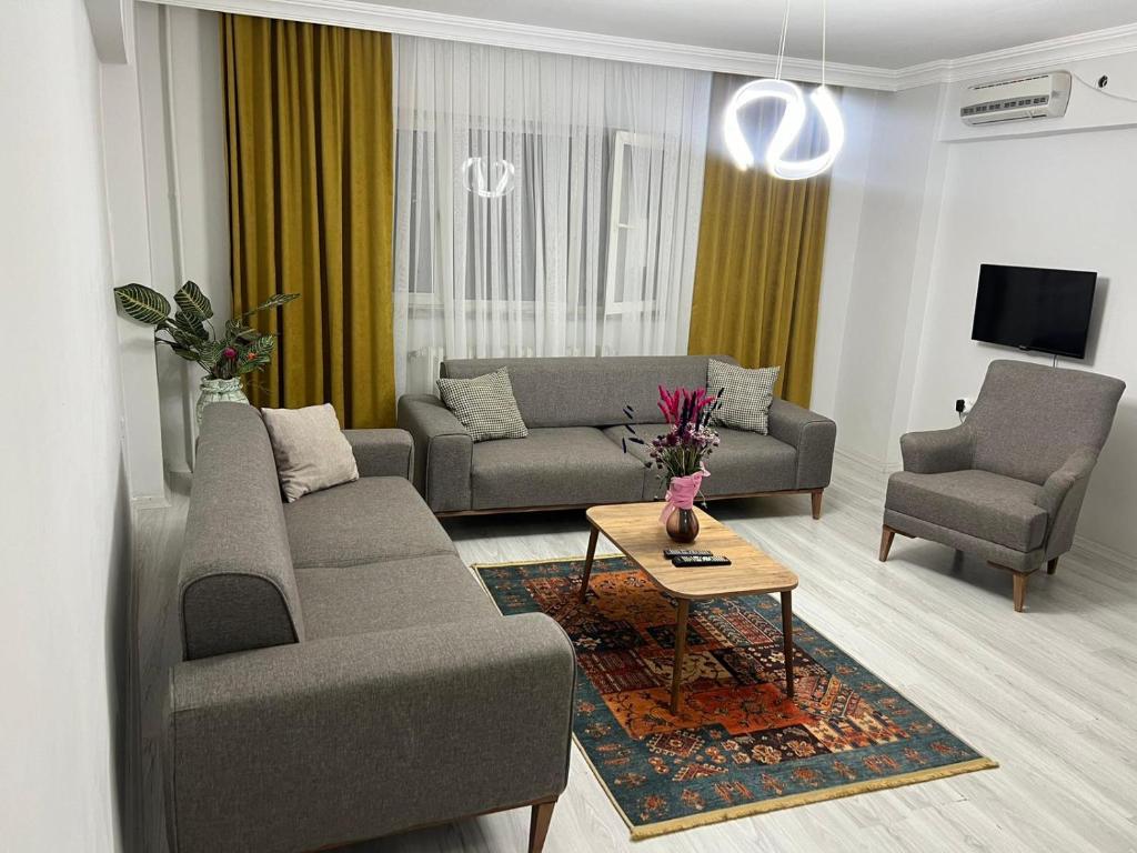 Sala de estar con 2 sofás y mesa en Ege Palace, en Estambul