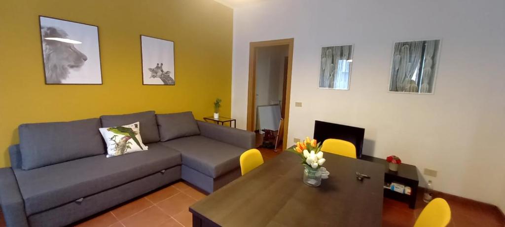 a living room with a couch and a table at Appartamento 8 in Comezzano