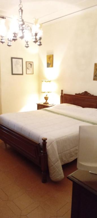 1 dormitorio con 2 camas y lámpara de araña en CA' DI SESTO, en Lucca