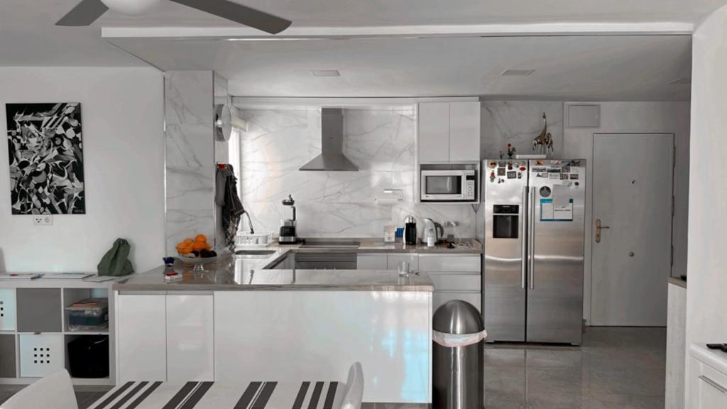 cocina blanca con nevera y fregadero en Precioso dormitorio en el centro de Torremolinos, en Torremolinos