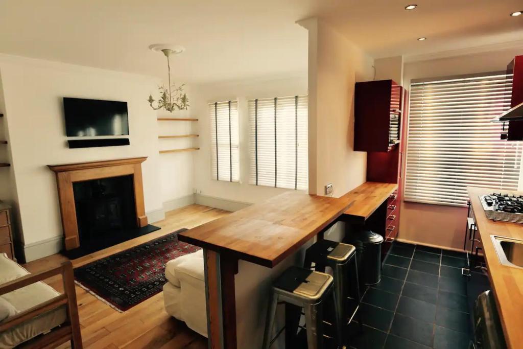 een keuken met een houten tafel en een open haard bij 2 Bedroom Brighton Apartment with Sea View in Brighton & Hove