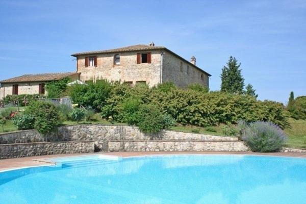 una grande piscina blu di fronte a una casa di San Donnino by PosarelliVillas a Corsano