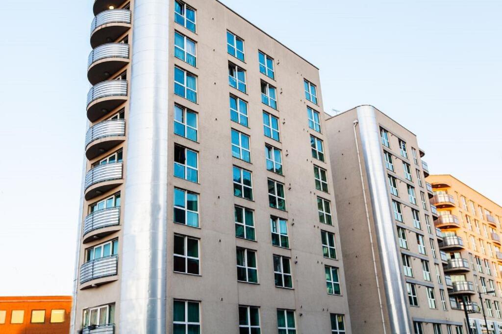 un edificio alto con balcones a un lado. en Access Apartments City, en Londres